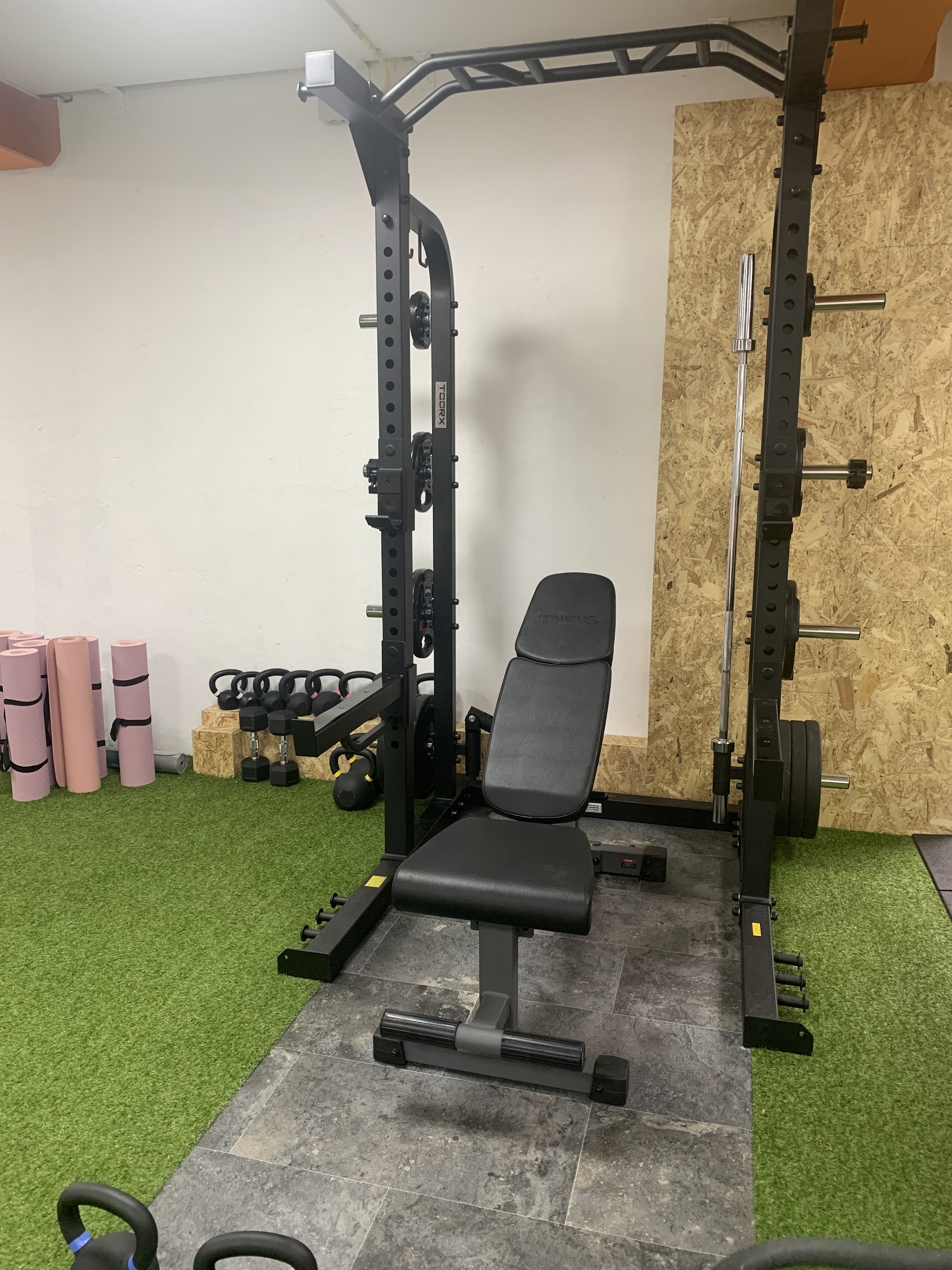 Het krachtrek met bank, kettlebells en matten in de studio
